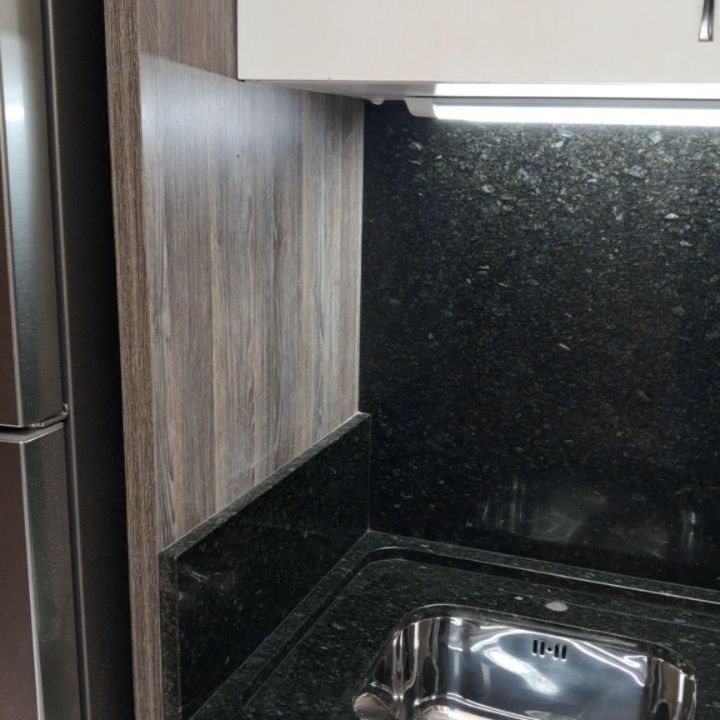Bancada de pedra escura com cuba de inox