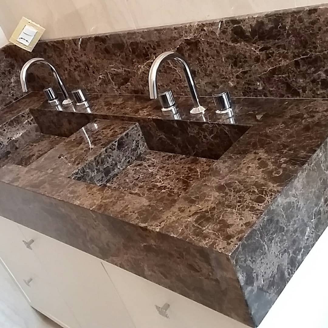 Bancada em pedra marrom