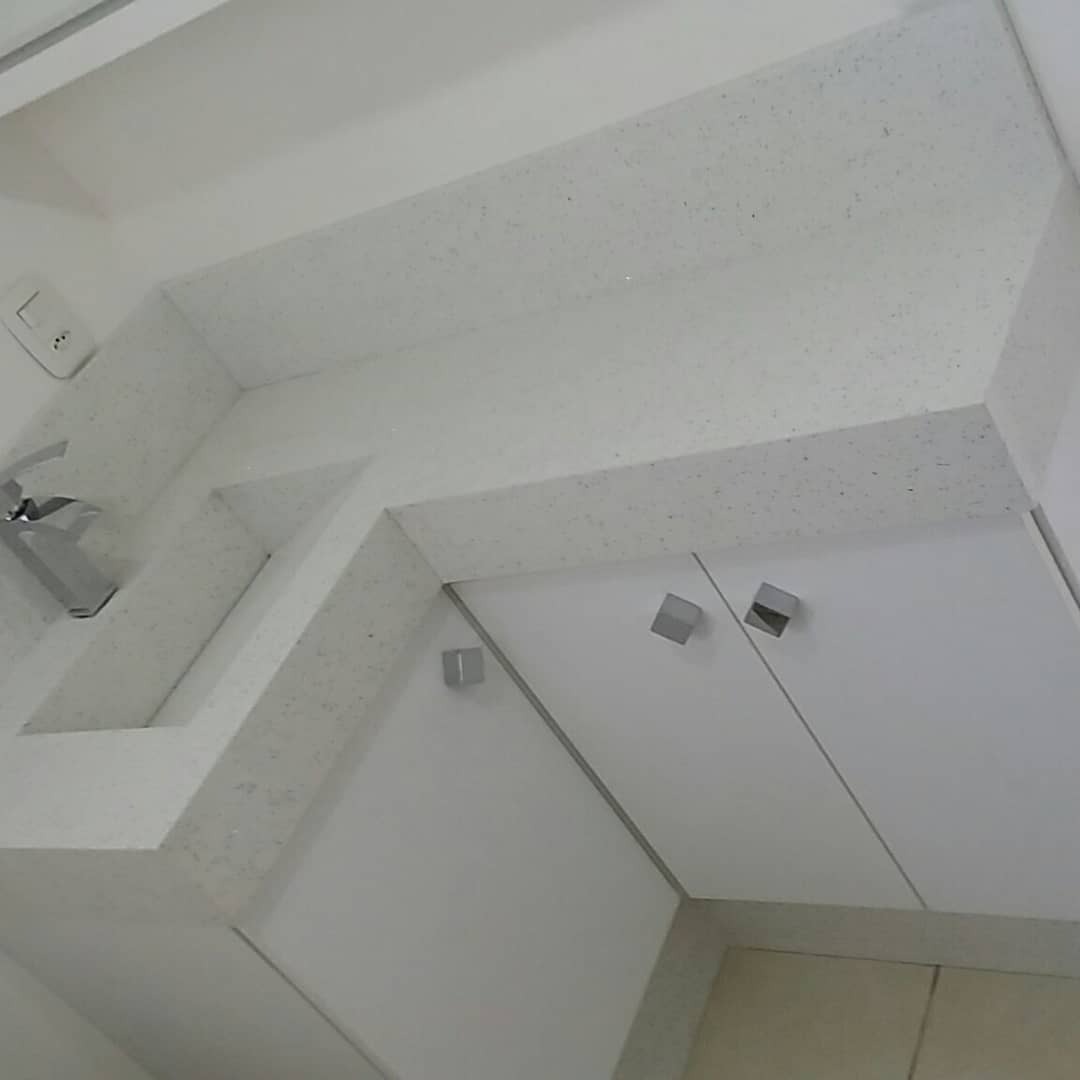 Tampo branco em banheiro com gabinete